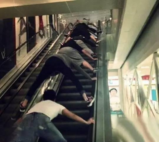 网红扶梯吃瓜视频,网红视频引发网友热议，真相究竟如何？