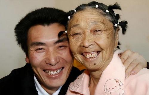 东北男网红和妈妈吃瓜,吃瓜日常温馨满满