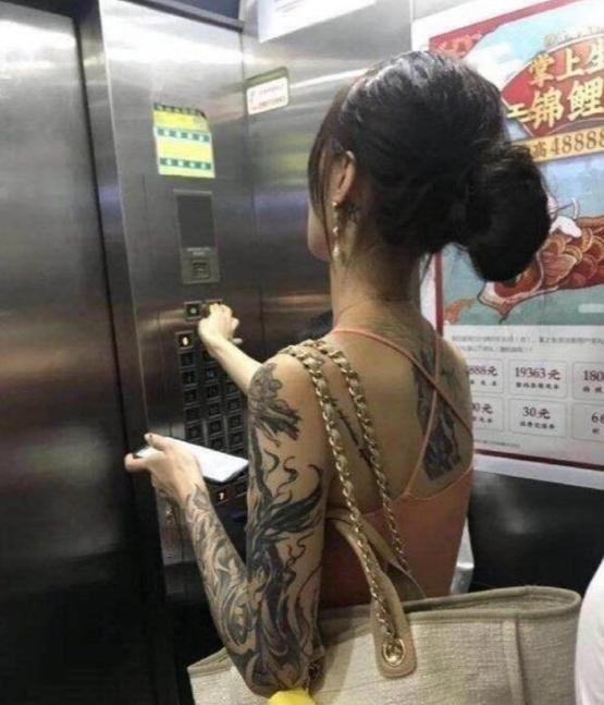 纹身网红女孩吃瓜视频,揭秘娱乐圈幕后真相